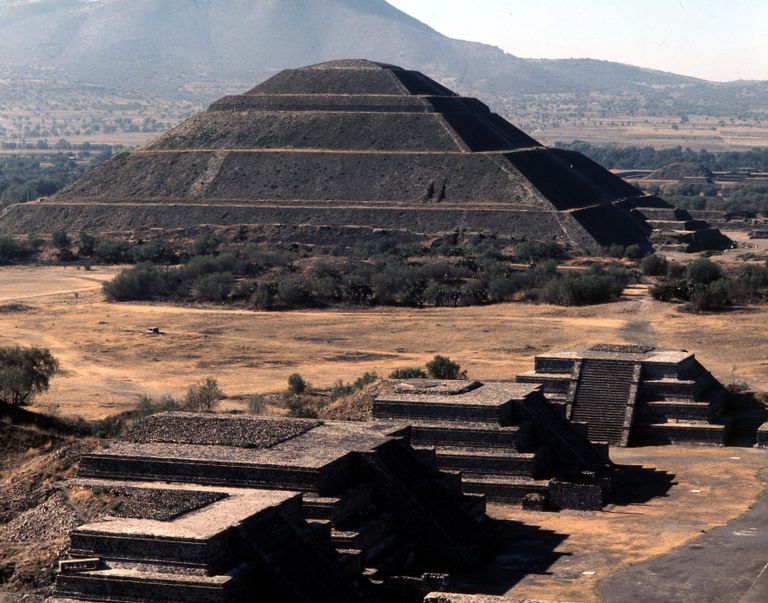 Teotihuacani linn on arheoloogidele suur müsteerium – selle plaanis on märke nii autokraatlikust ühiskonnast (suured tänavad ja püramiidid) ja ka kollektiivsusest (korralik teedevõrgustik ja kuningate kujutiste puudumine).
