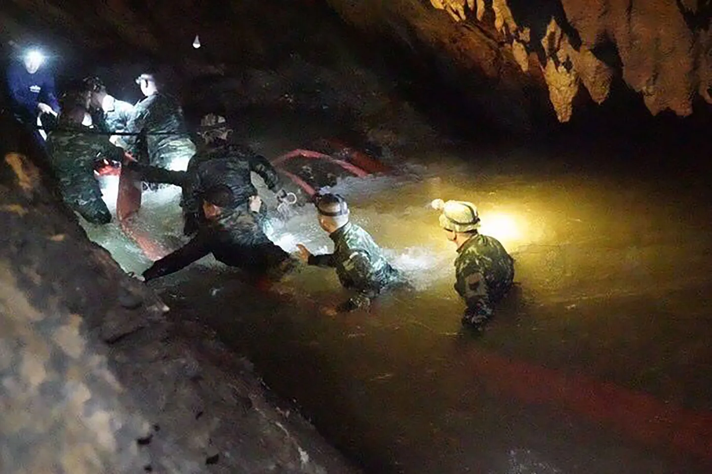 Пропавших нашли два британских дайвера Джон Волантен и Ричард Стантон, к которым обратились за помощью власти Таиланда.