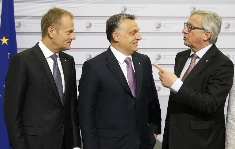 EPP mehed üheskoos: ELi liidunõukogu president Donald Tusk, Ungari peaminister Viktor Orban ja Euroopa Komisjoni president Jean-Claude Juncker 2015. aasta kevadel idapartnerluse tippkohtumisel Riias.