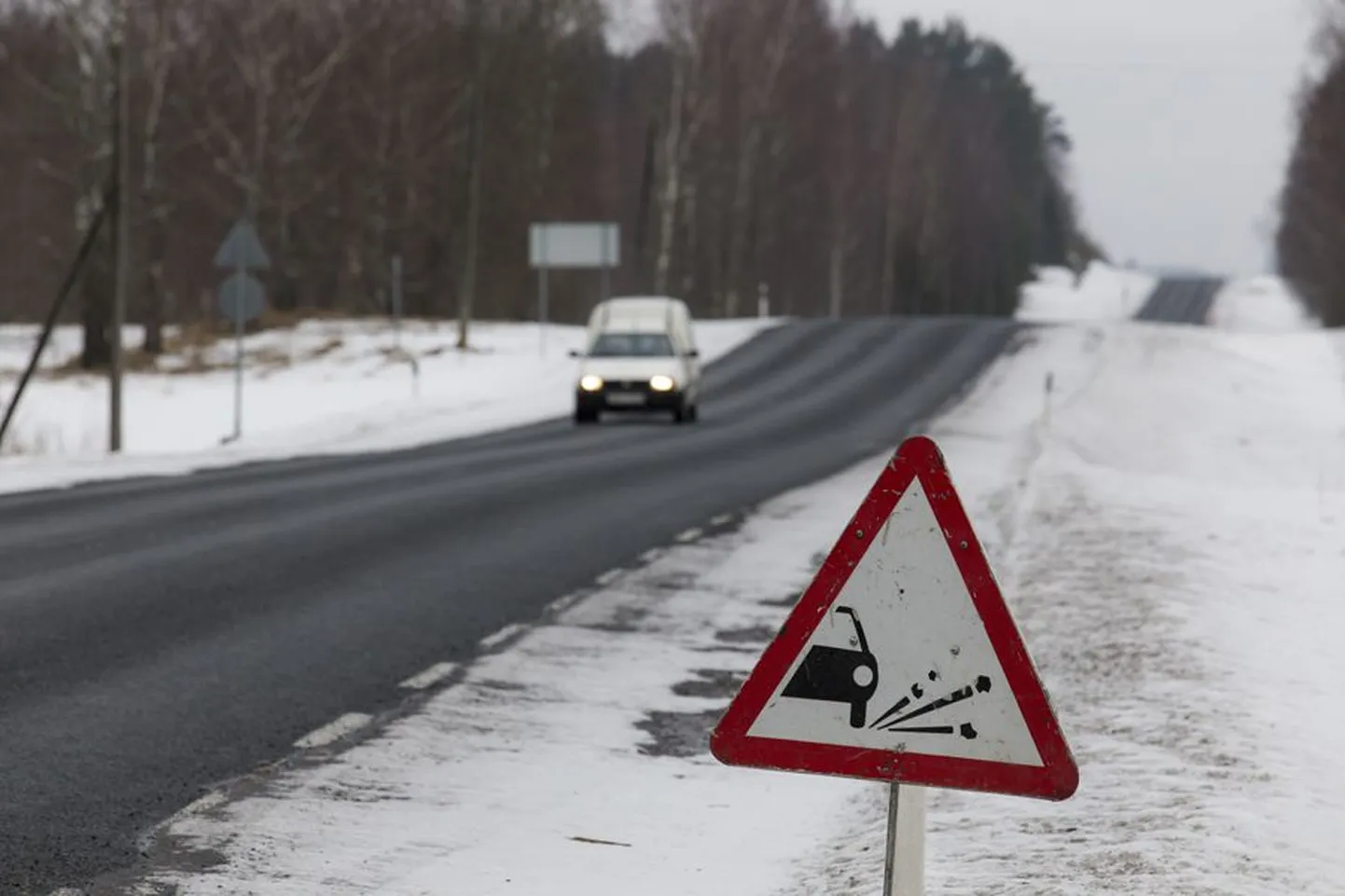 Viljandi ja Mustla vahel hoiatavad liiklusmärgid teedel killustiku eest.
