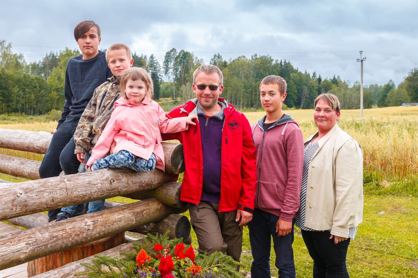 Üheksaliikmeline Kutsarite pere elab Korijärve külas Veski talus. Fotol vasakult Priidu-Joosep, Oskar-Hendrik, Anna-Liisa, pereisa Kaupo Kutsar, Karl-Martin ja perenaine Monika Hain.