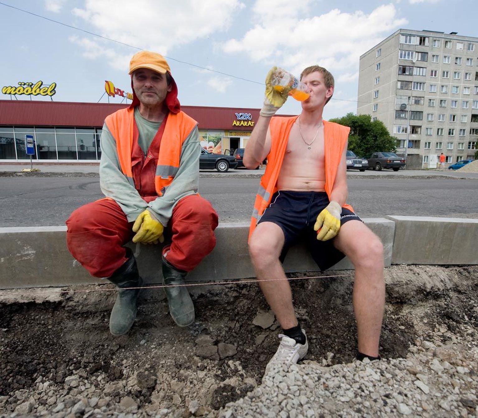 Kivitöölised Timur Ollo (vasakul) ja Anton Mett leiavad, et vaatamata tapvale kuumusele vajab töö tegemist ja raha teenimist.