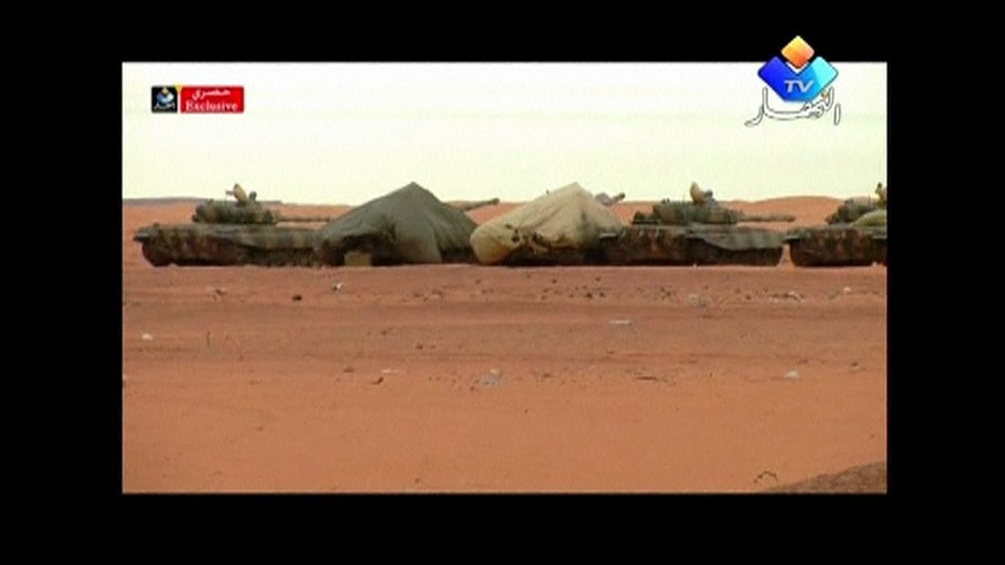 Videopilt Alžeeria armee tankidest Tigantourine´i gaasikompleksi juures