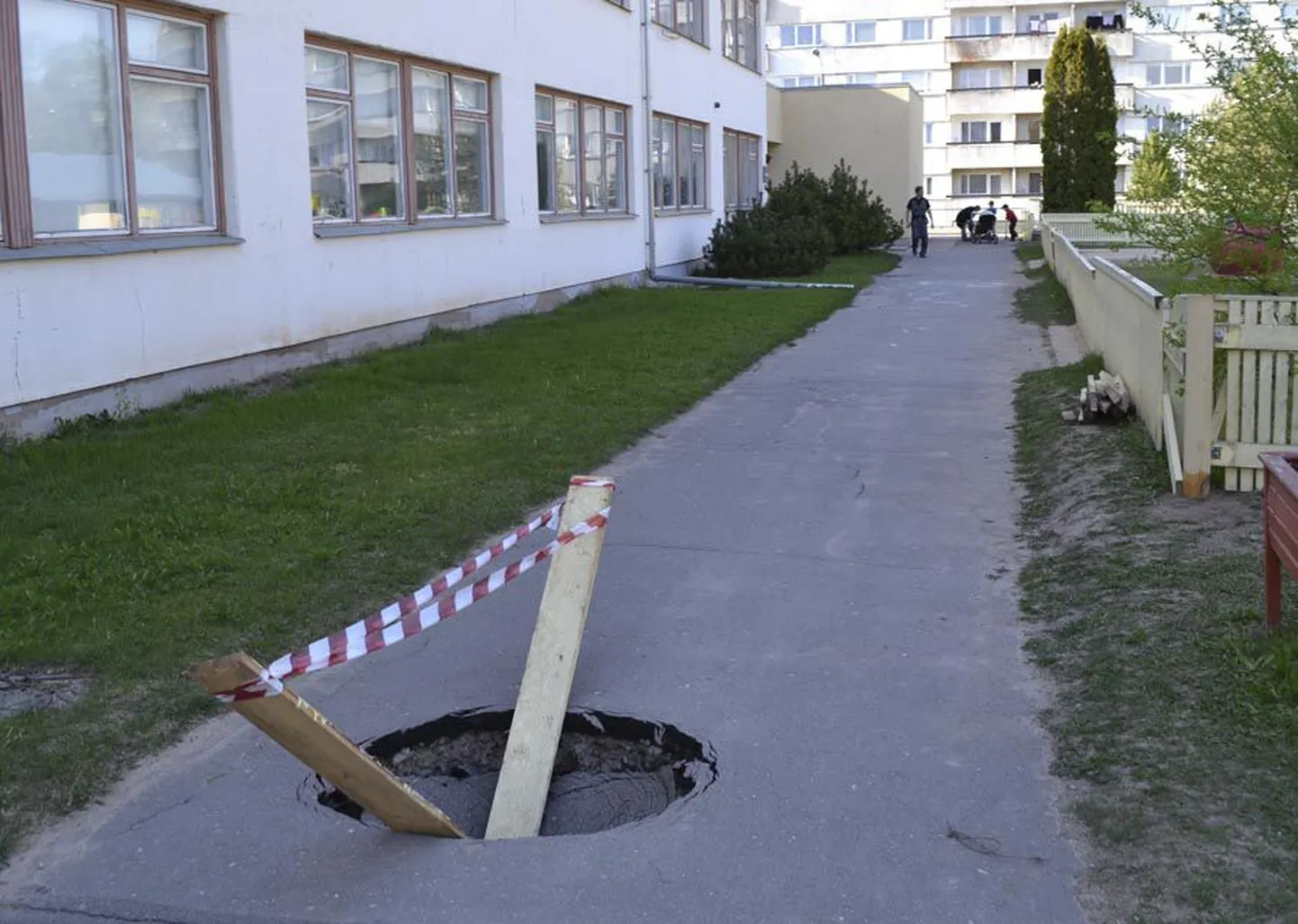 Ootamatult kõnniteesse tekkinud auk on umbes meetrise läbimõõdu ja sama suure sügavusega.