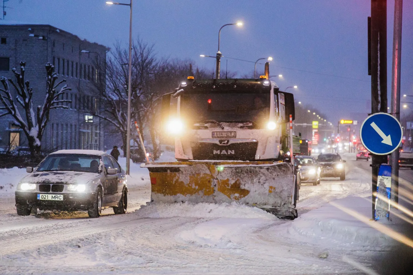 Tallinna sahameestel tuli enne saabuvat sula eile õhtul päevaga sadanud lumi tänavailt ära lükata.