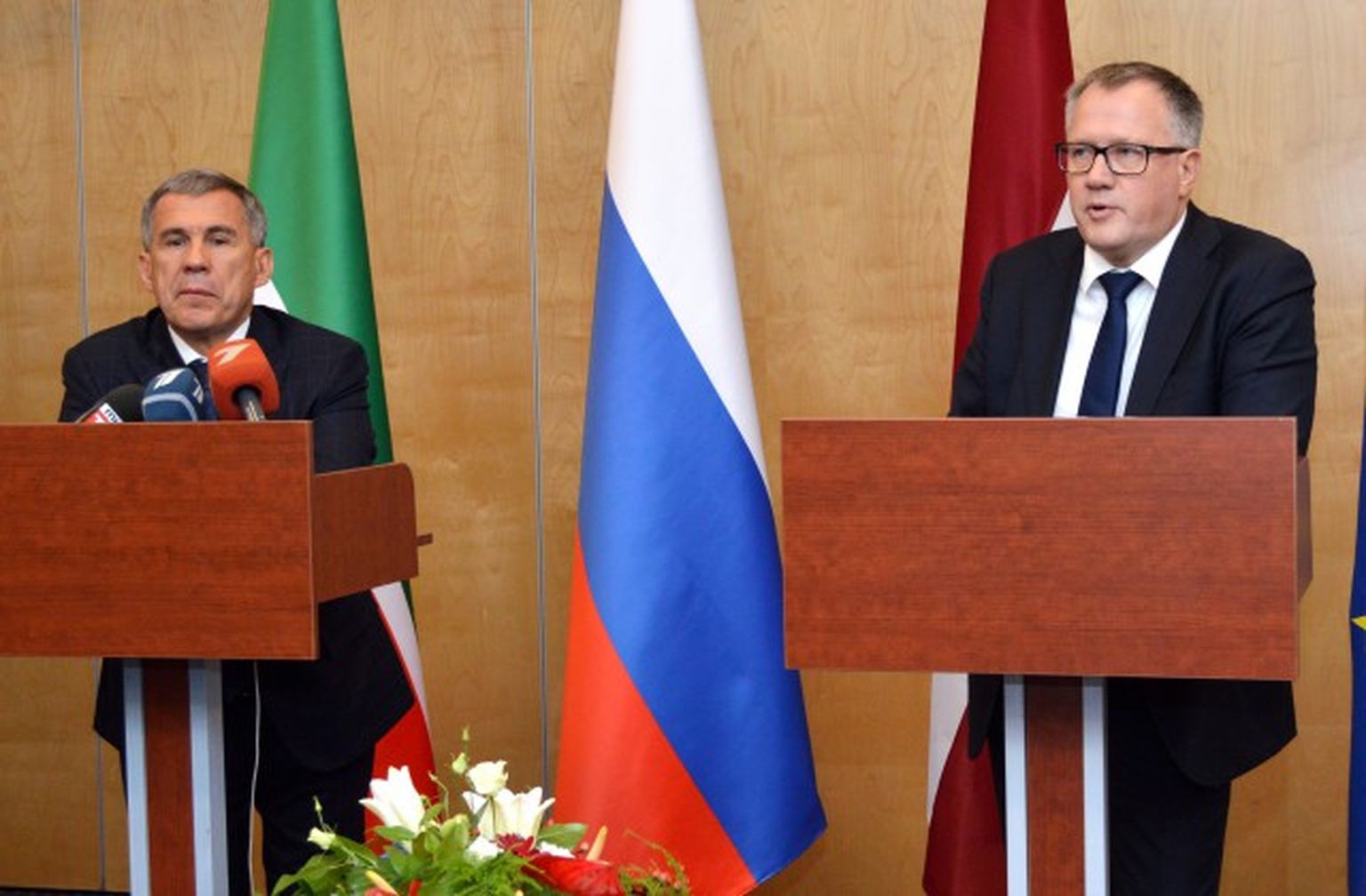 Министр экономики Арвил Ашераденс (справа) и  президент Татарстана Рустам Минниханов