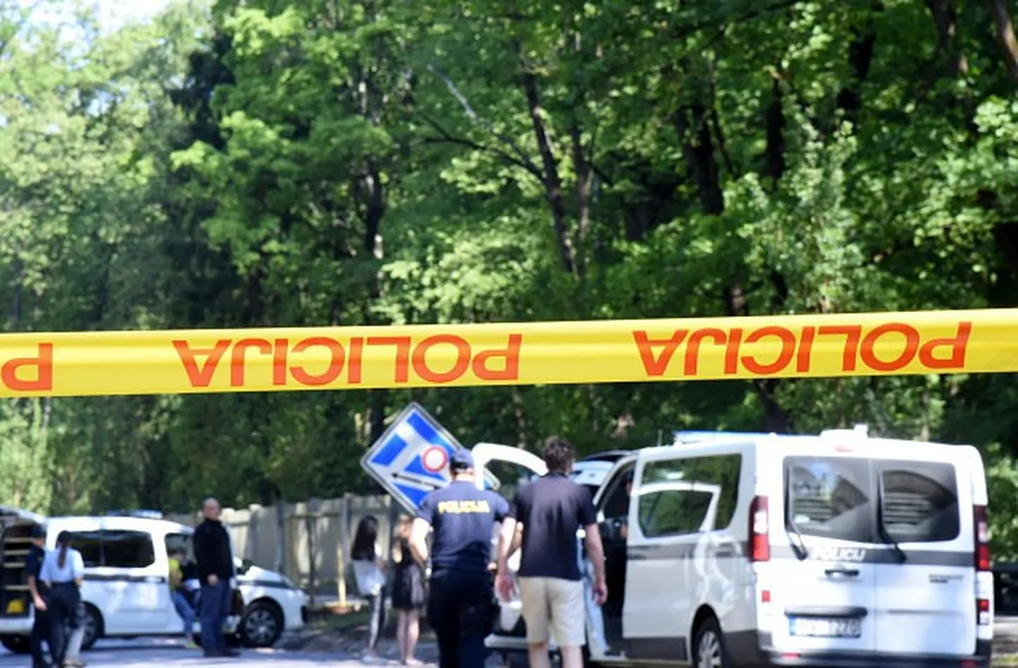 Aizsaules ielā 1, izmantojot šaujamieroci, nogalināts maksātnespējas administrators Mārtiņš Bunkus, kurš pārvietojās ar baltas krāsas mašīnu.