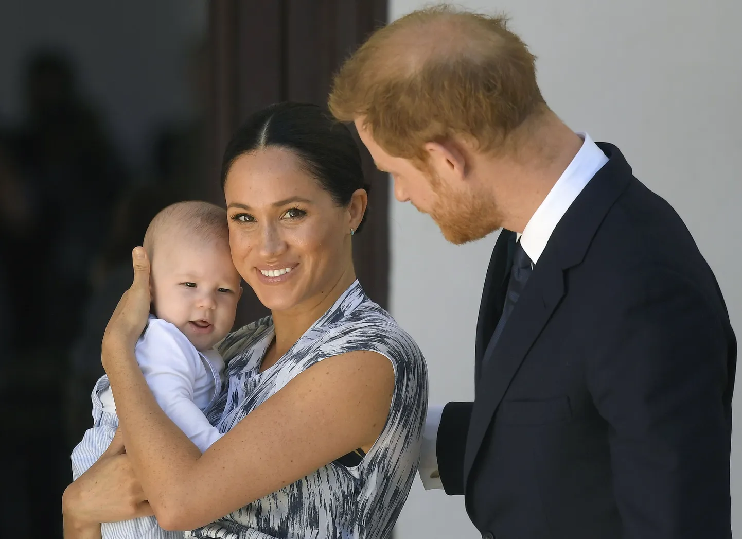 Sussexi hertsog ja hertsoginna ning nende poeg Archie.