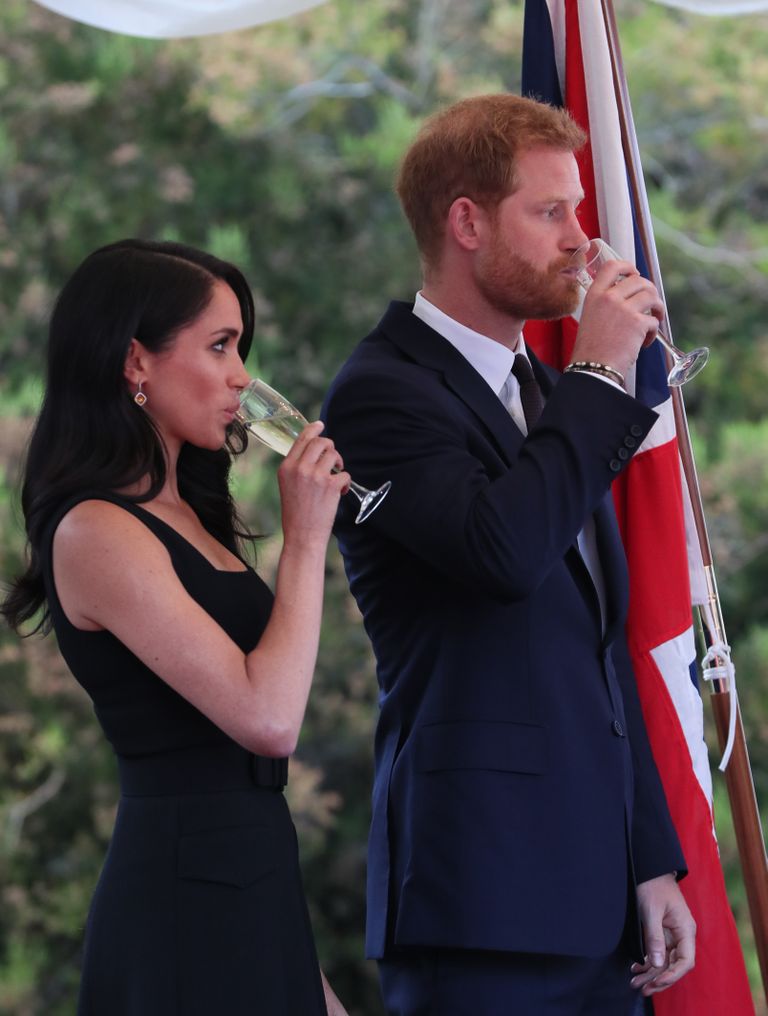 Prints Harry ja Sussexi hertsoginna Meghan 2018 Iirimaal Dublinis Briti suursaadiku vastuvõtul šampanjat joomas