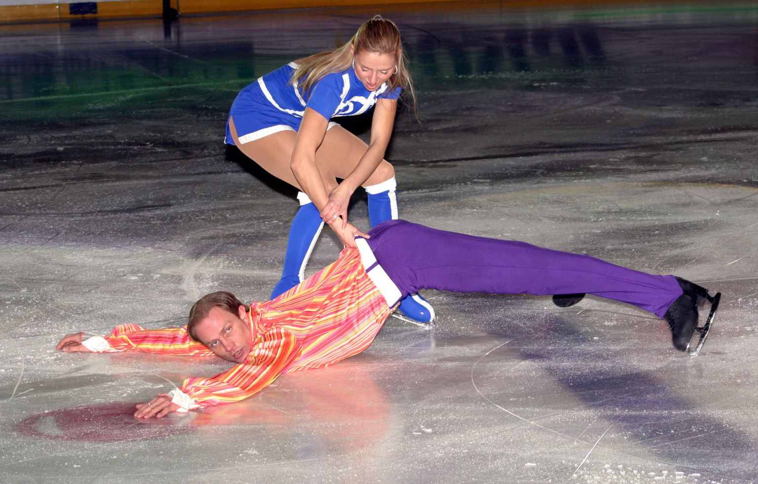 Roman Kostomarov (all) ja Tatjana Navka kaks ja pool kuud pärast Torino olümpiavõitja Tallinnas, kus esineti «Jääsümfoonia» show raames.