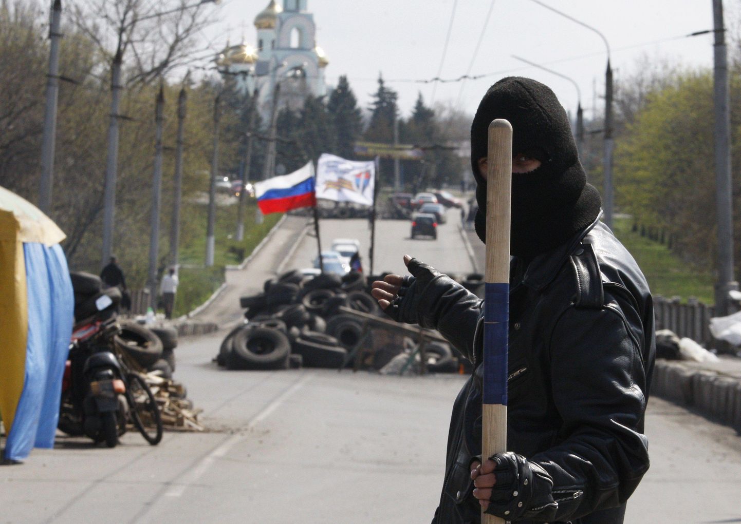 Venemeelsed relvastatud isikud rajasid Slovjanskisse viivale maanteele  barrikaadi ja püstitasid samasse Vene Föderatsiooni lipu.