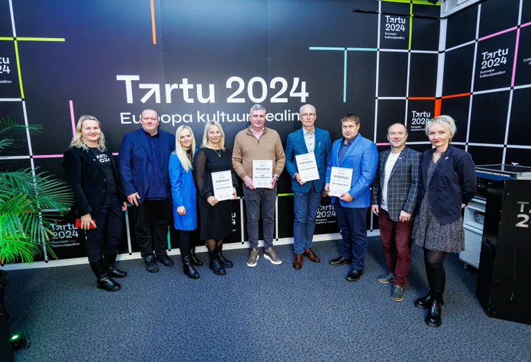 Lõuna-Eesti Postimehe konkursi «Silmapaistev kultuuri toetaja» võitis tänavu Lõuna-Eesti Coopide perekond. Tunnustuse üleandmisel SA Tartu 2024 ruumides osalesid Tartu 2024 Lõuna-Eesti koordinaator ​Annela Laaneots (vasakult), Lõuna-Eesti Postimehe ajakirjanik Tomi Saluveer, Lõuna-Eesti Postimehe peatoimetaja Sirli Homuha, Tõrva Tarbijate Ühistu juhataja Ilona Osijärv​, Coop Põlva Tarbijate Ühistu juhatuse esimees Kristo Anderson, Antsla Tarbijate Ühistu juhataja Roman Provotorov, Võru Tarbijate Ühistu juhatuse liige Andres Kõiv, SA Tartu 2024 juhatuse liige Kuldar Leis ja turundusjuht Kaisa Hansson.