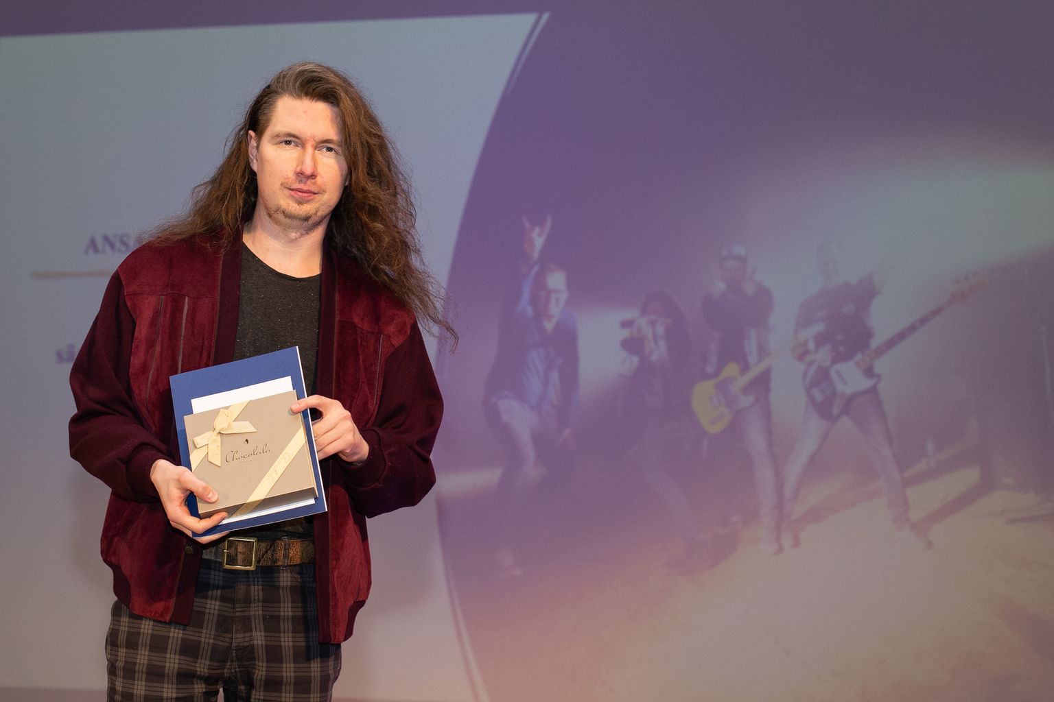Peeter Priks jagab end mitme bändi vahel, jaanuaris võttis ta folk-rokkansambli Mandoterror kitarristina Kiviõli rahvamaja laval vastu kultuurkapitali aastapreemia.
