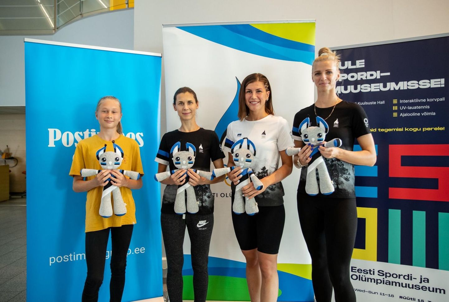 Vehklejannad Katrina Lehis (paremalt), Julia Beljajeva ja Irina Embrich said olümpiamaskoti kätte selle kavandajalt Franka Gelencserilt (kõige vasemal).