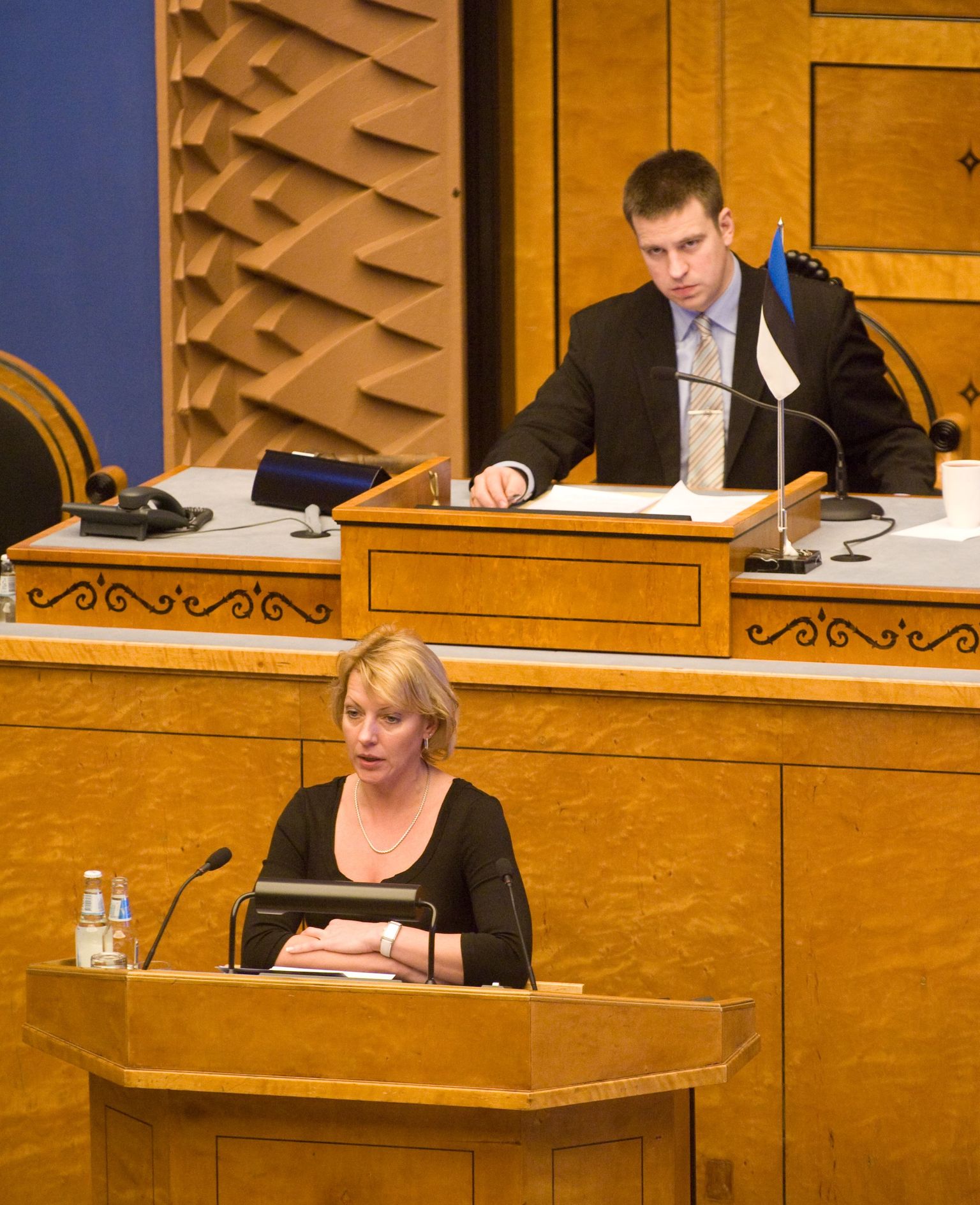 Umbusalduse avaldamine riigikogus sotsiaalminister Maret Maripuule. Kõnepuldis on Vilja Savisaar.