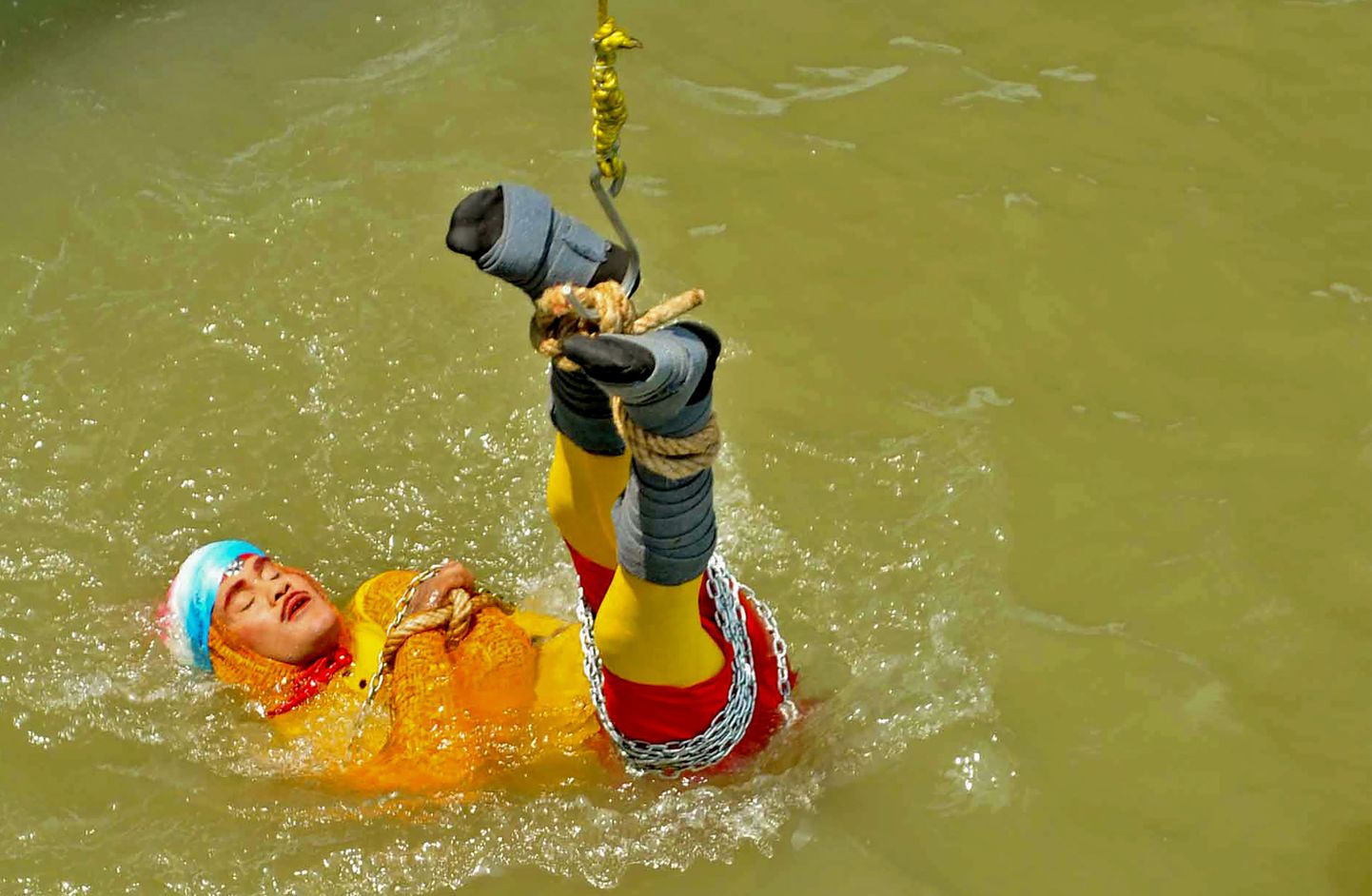 India trikimeister Chanchal Lahiri lasti Kolkatas Gangese jõkke