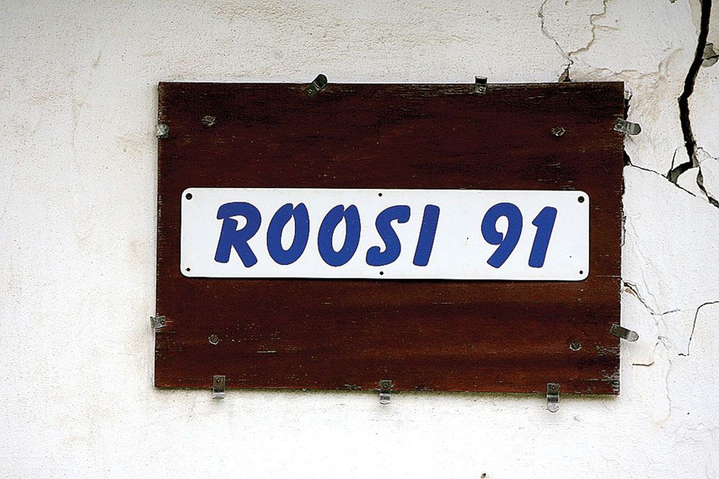 Roosi tänava majade eripalgelised numbrisildid.