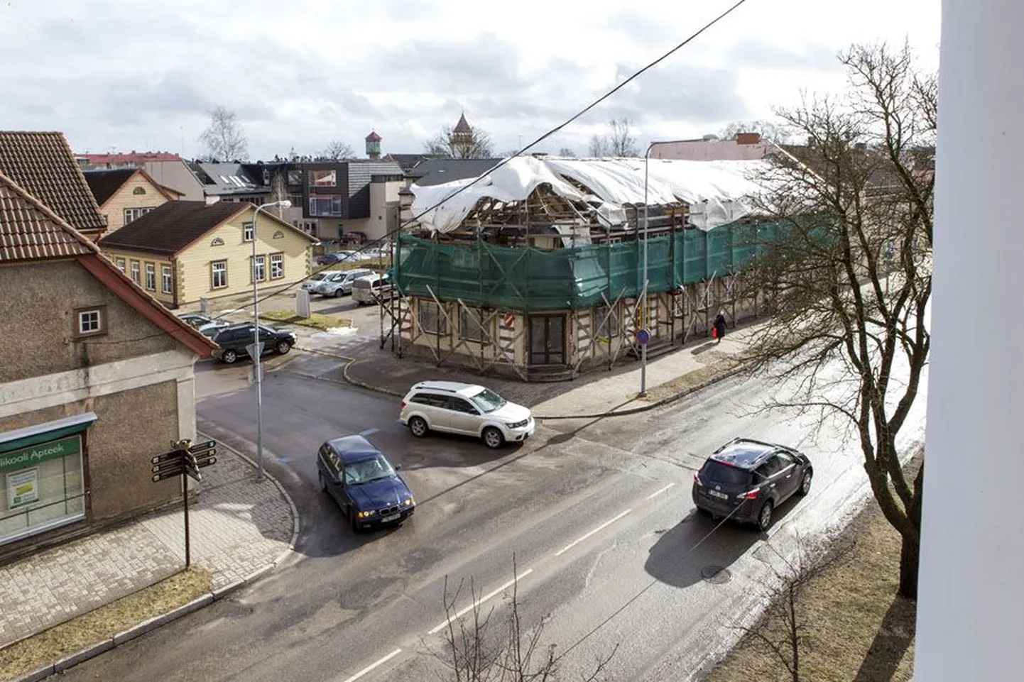 Linnavalitsuse ametnikud käisid teisipäeval Tallinna tänava majas kohtumas ehitajaga, kes näitas neile proovitükki. Kuigi pärast seda pidi olema pilt selge, kas muinsuskaitse annab ehituseks loa, ei soovinud abilinnapea Malle Vahtra infot jagada.