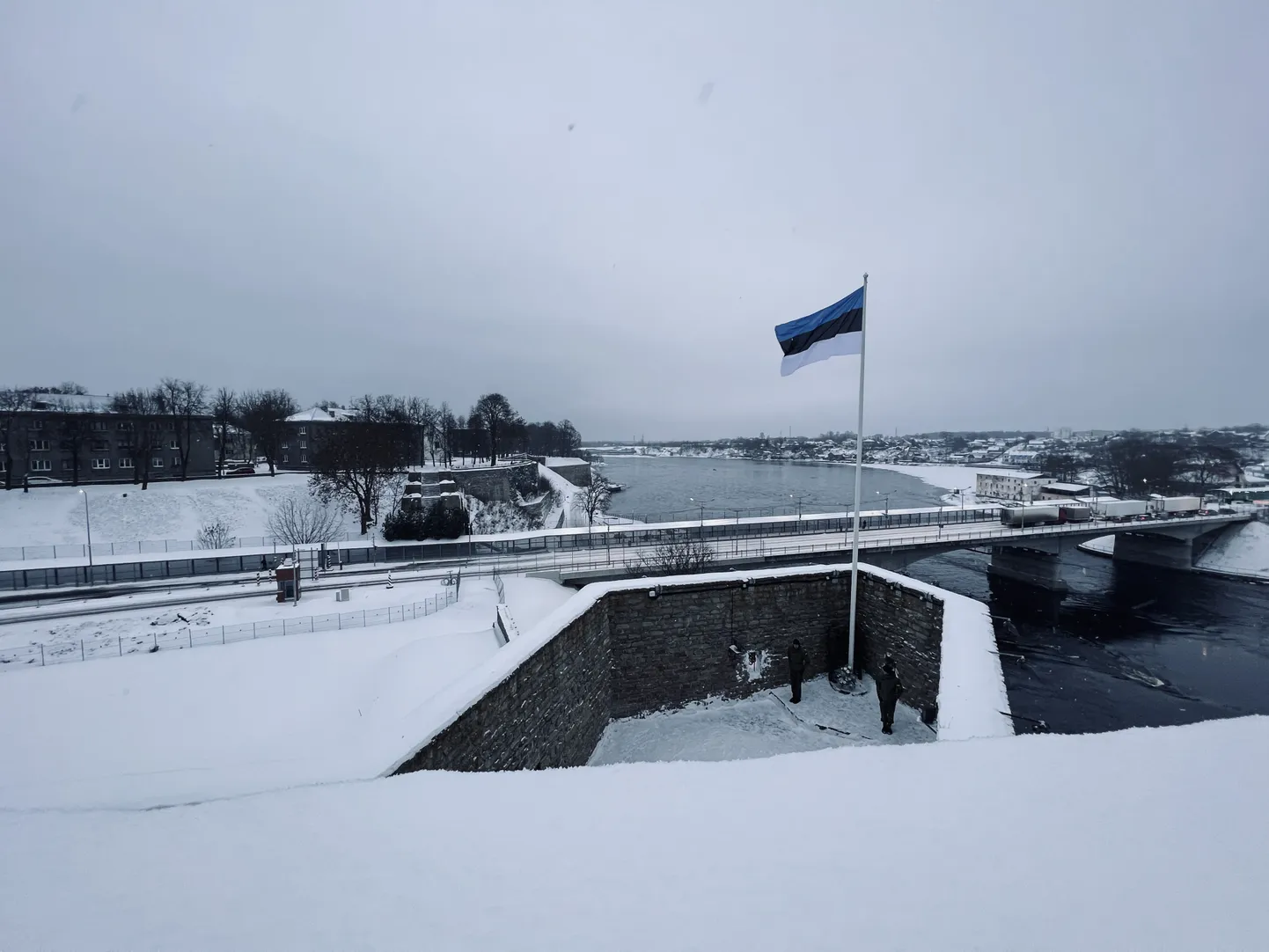 Sinimustvalge lehvib Eesti ja Vene piiri ääres Narva linnuse põhjaõues.