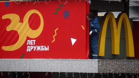 30 лет назад открылся первый в СССР «McDonald's». Смотрите, как это было!