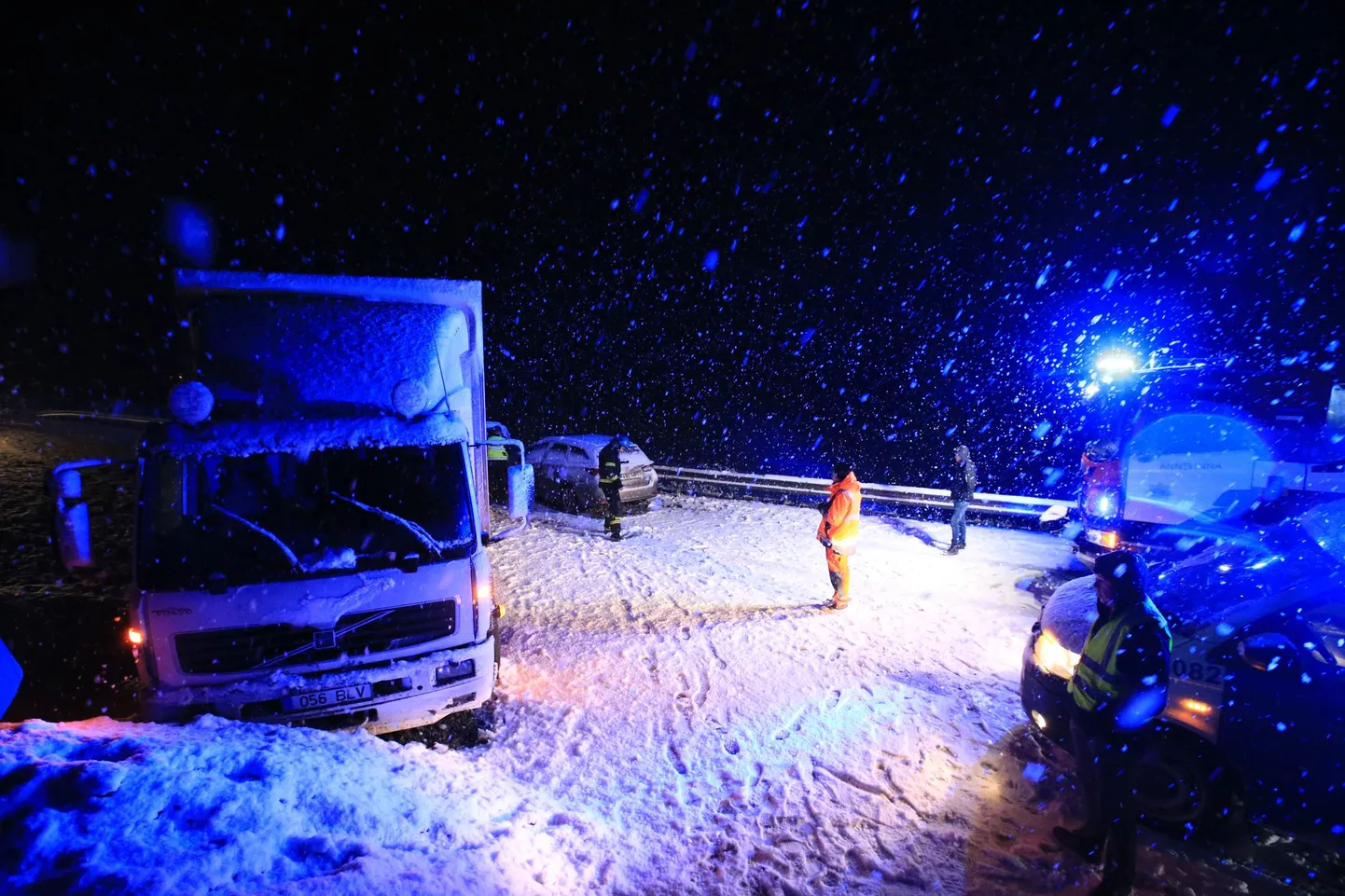 Teisipäeval, viiendal detsembril kella 21 ajal leidis Tartumaal Tallinn-Tartu maantee 166. kilomeetril Kärevere lähedal aset kolme sõidukiga liiklusõnnetus, milles sai kaks inimest viga. Nii Tallinna kui ka Tartu poolt tulijad pidid ummikus ootama.