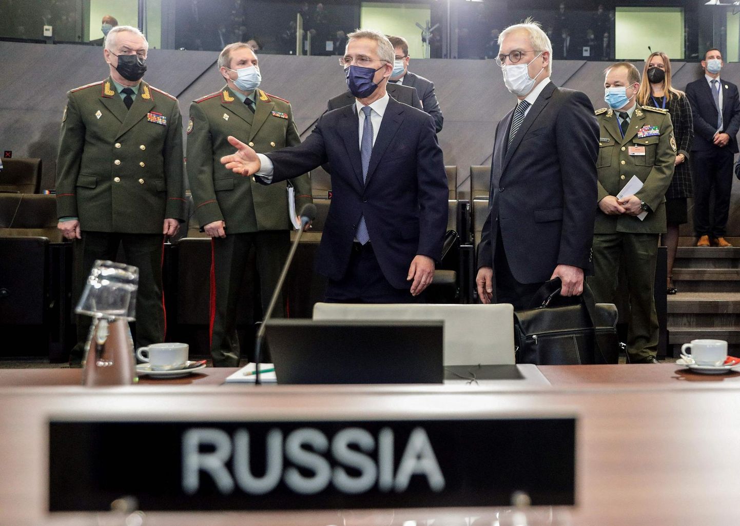 NATO peasekretär Jens Stoltenberg (keskel) juhatab eile Brüsselis alliansi peakorteris Vene asevälisministrit Aleksandr Gruškod (paremal) tema kohale. 
