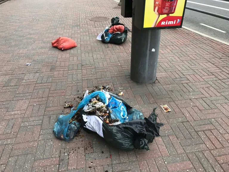 Päästeameti pommirobot kontrollis linnavalitsuse ette toodud prügikotti.