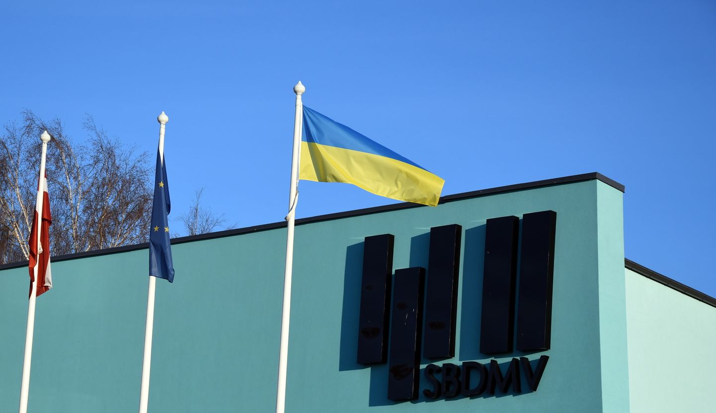 Latvijas, Eiropas Savienības un Ukrainas valsts karogi pie Staņislava Broka Daugavpils Mūzikas vidusskolas.