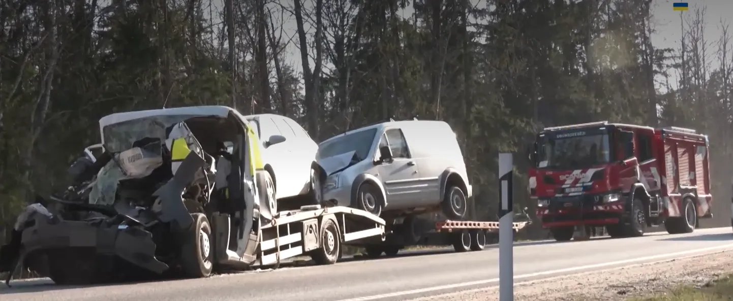 Автомобиль, попавший в аварию на Вентспилсском шоссе.