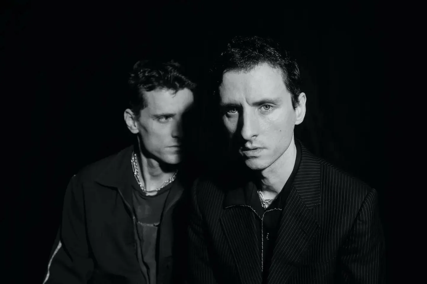 Kaksikvennad Jack (vokaal, produtsent ja multiinstrumentalist, paremal) ja George Barnett (trummid, elektroonika ja produtsent) ehk These New Puritans jätkavad žanripiiride trotsimist.