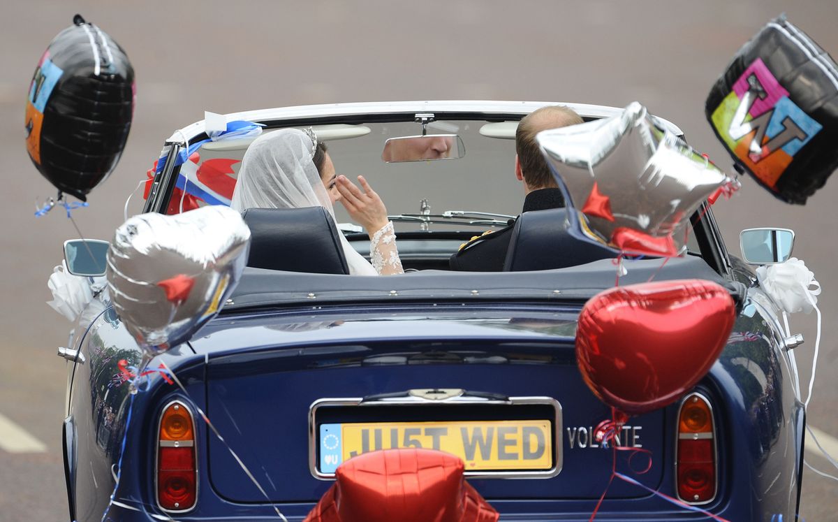 Foto redzams, kā jaunlaulātie brauc ar zilu kabrioletu, pie kura stūres sēž pats Viljams, savukārt viņa līgava māj pavadītājiem. Auto ir rotāts ar baloniem, ziedu virtenēm un  numurzīmi "JU5T WED". Mūsdienīgi un dzīvespriecīgi!