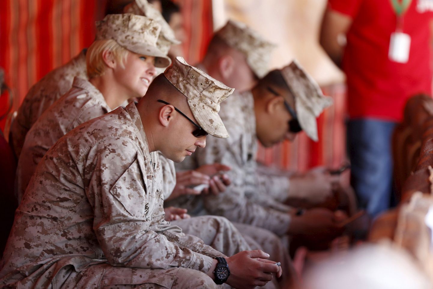 Jordaania Zarqa sõjaväebaasis õppusel viibivad USA sõdurid telefonis.