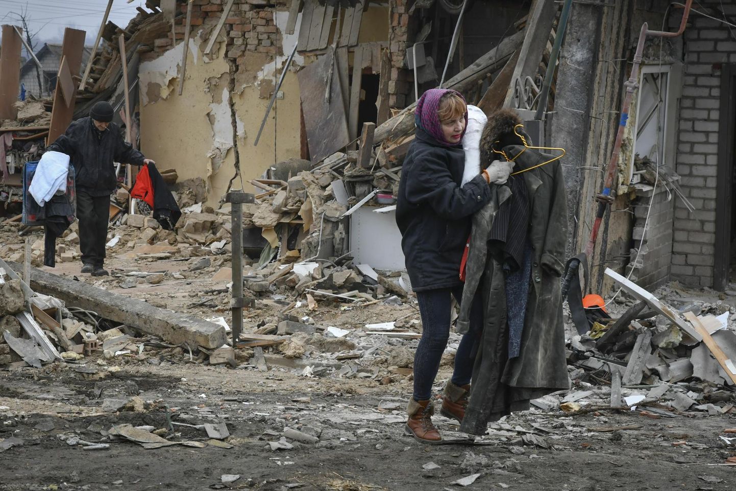 Kohalikud elanikud päästavad üleeile Zaporižžjas isiklikke asju raketirünnakus purustatud kodust. 