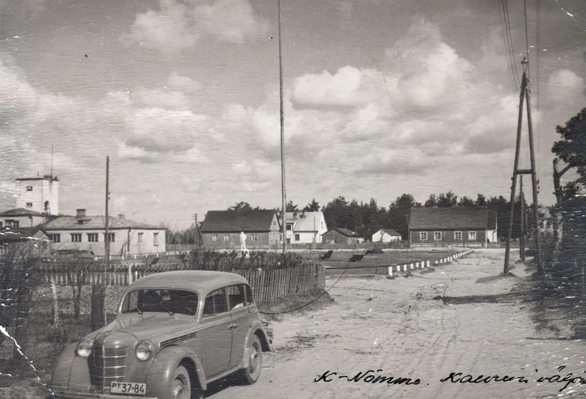 Год, когда была сделана эта фотография, неизвестен, но слева уже стоит баня, а в центре видна статуя шахтера.