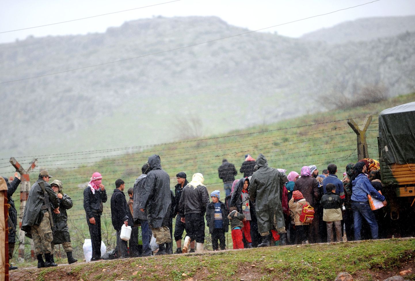 Süüria põgenikud Türgi piiri juures
