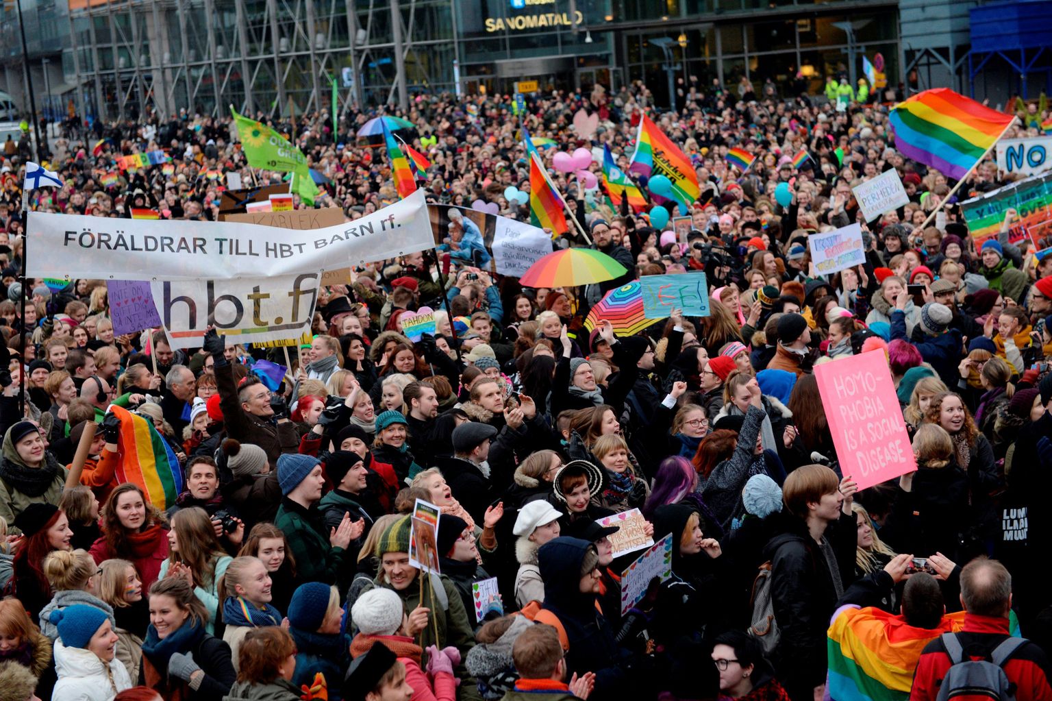 Sooneutraalse abielu pooldajad novembris 2014 Helsinkis Soome eduskunta hoone ees, kui parlamendi eelmine koosseis kiitis heaks samasooliste abielud Soomes.