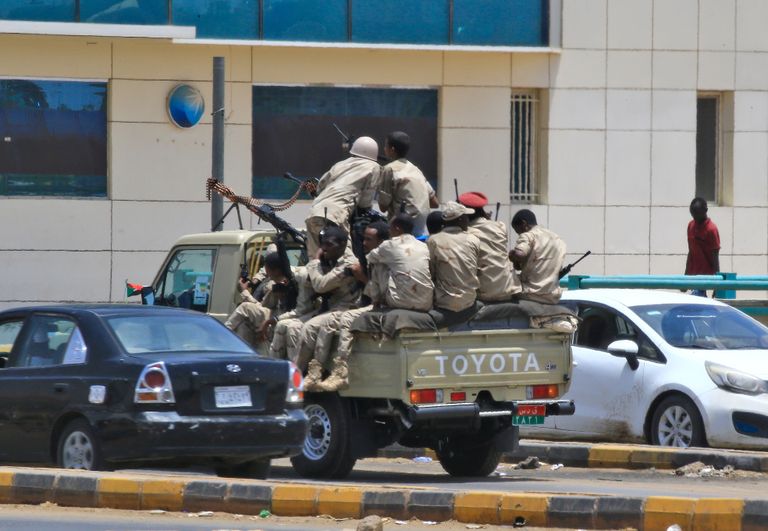 Sudaani julgeolekujõudude liikmed patrullimas. 
