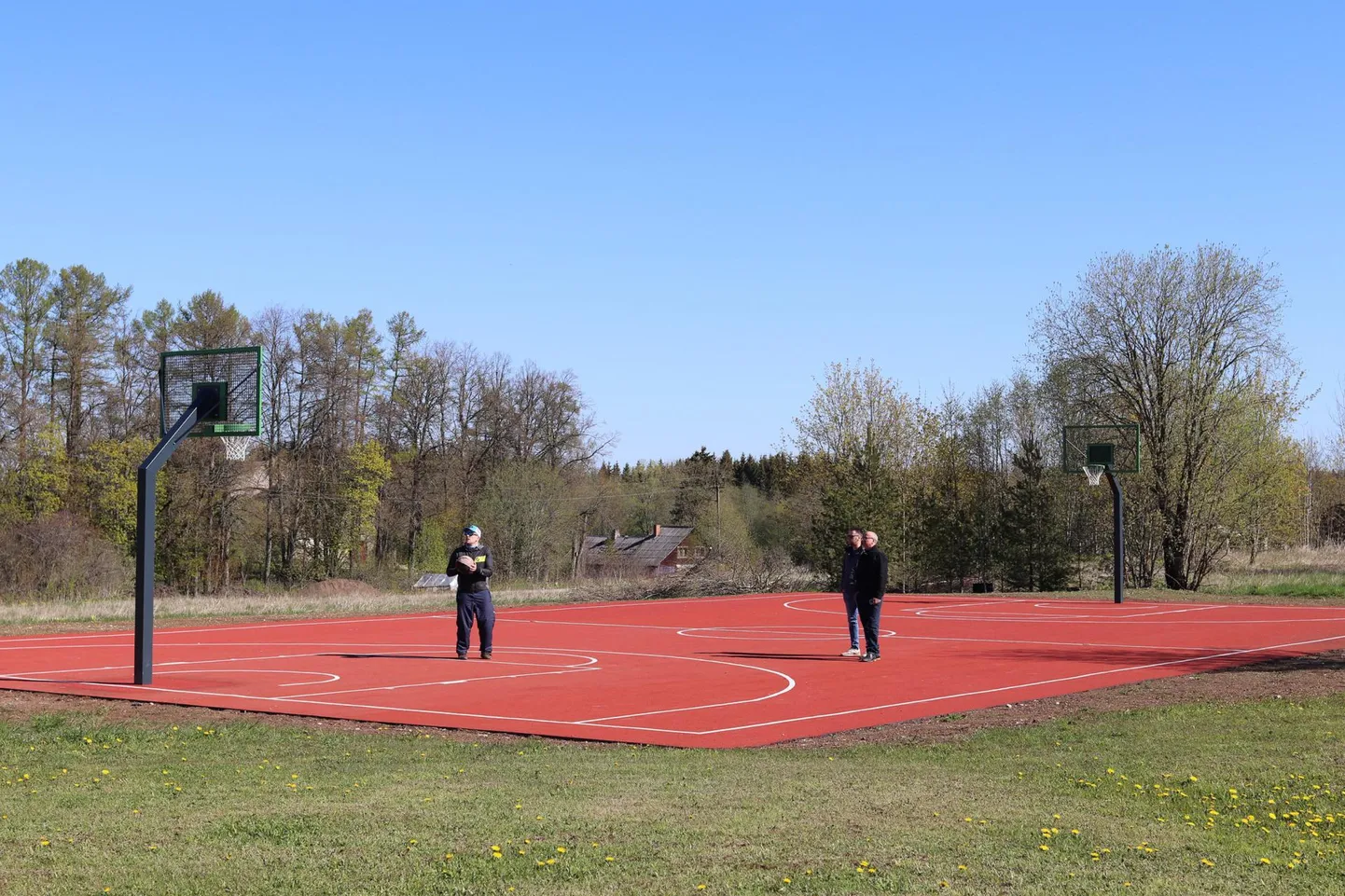 Punase tartaankattega palliplats paistab roheluse taustal kaugelt silma ja ootab huvilisi korvi alla kätt harjutama.