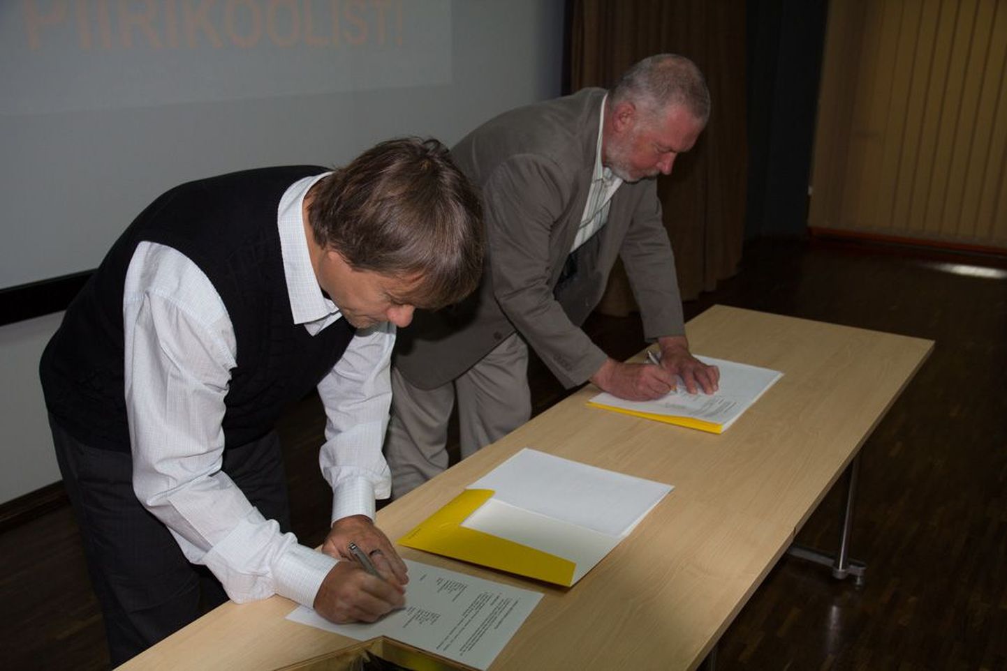Koostööleppe allkirjastasid Valga põhikooli direktor Tarmo Post (vasakul) ja Valgamaa kutseõppekeskuse direktor Laur Speek.