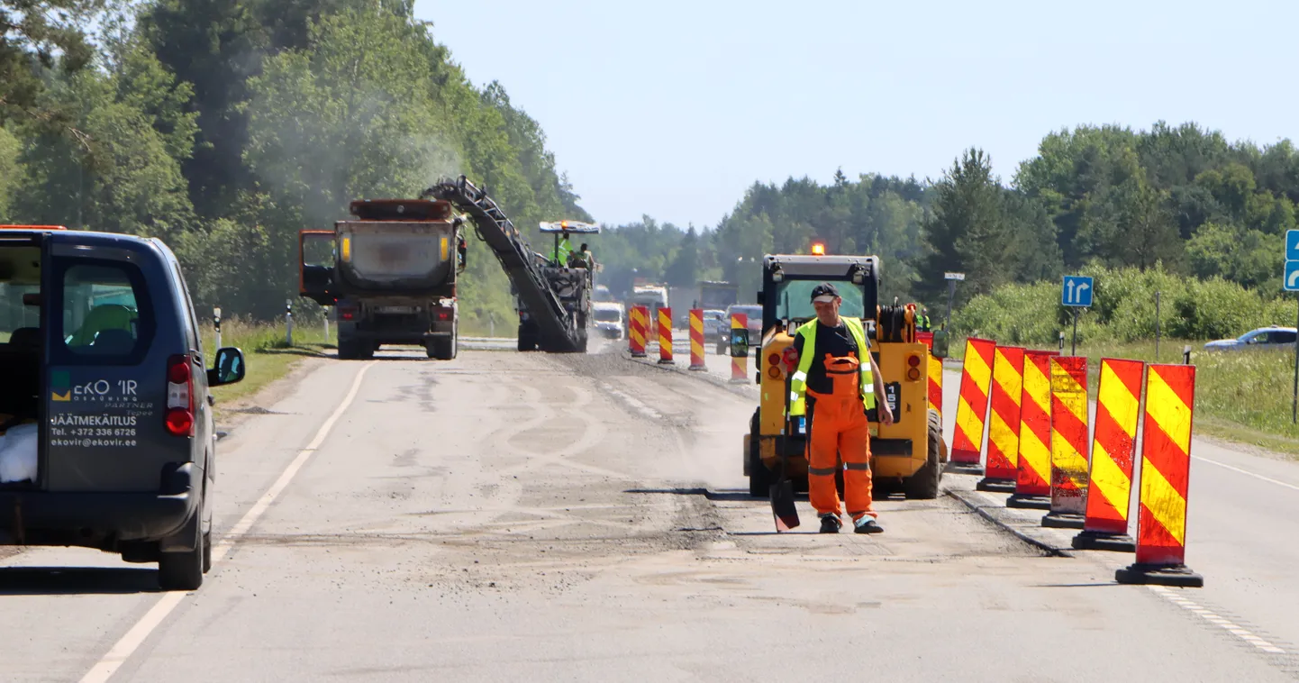 Ka tänavusel suvel tegi transpordiamet Jõhvi ja Narva vahelisel maanteel väiksemaid remonte, aga uue neljarealise maantee ehitamine lükkub aastast aastasse edasi.