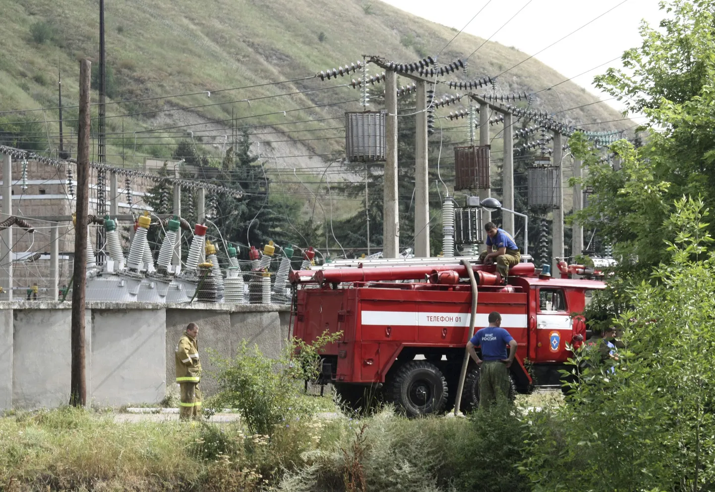 Пожарные работают на Баксанской ГЭС.