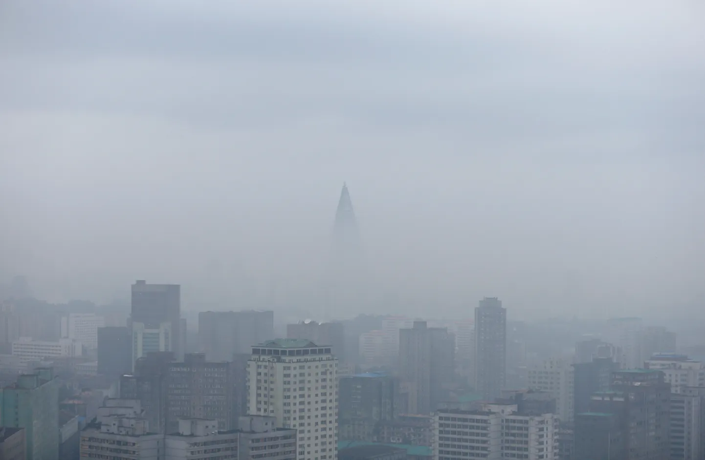 Pärast eilset vihmasadu mattus Pyongyang udusse