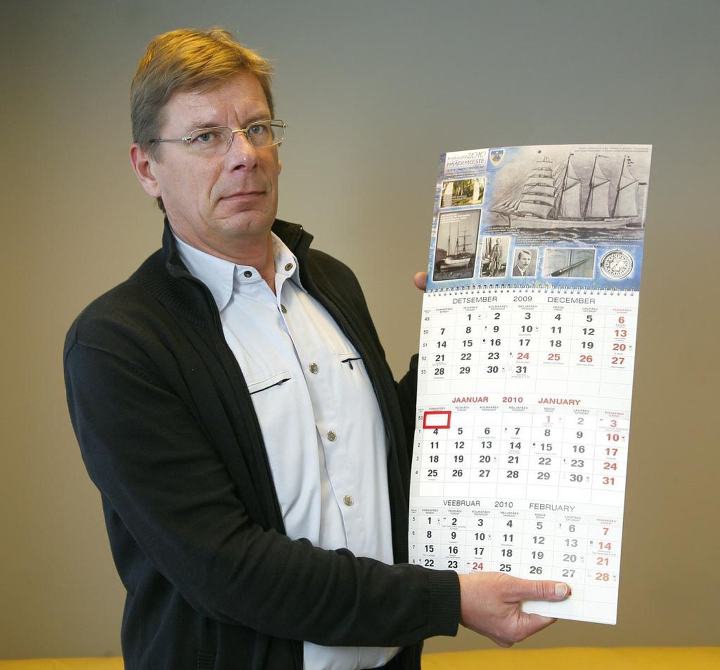 Häädemeeste abivallavanem Toomas Abel näitab valla 2010. aasta kalendrit, mille kujundus viitab kuulsate kaptenite ja ookeanipurjekate ajale.