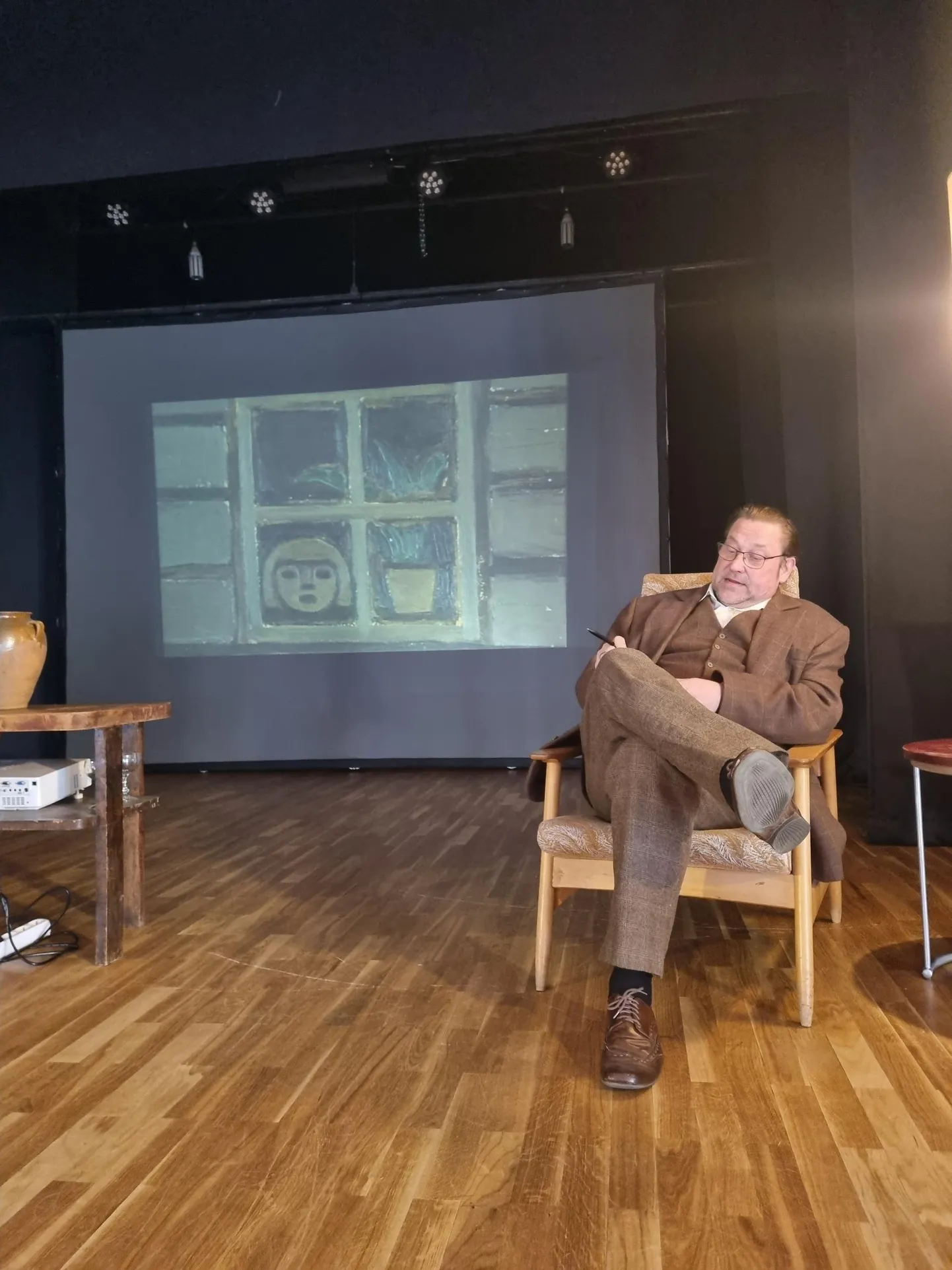 Üllar Saaremäe kehastab lavastuses "Kuulus on kummaline"  Aleksander Suumani kirjanikupoolt.
