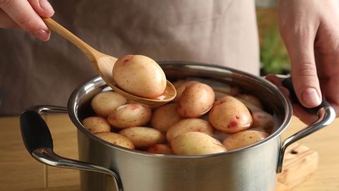 SOOME KOKK ⟩ Mõjuv põhjus, miks ei tohiks keedetud kartulit külmikusse pista