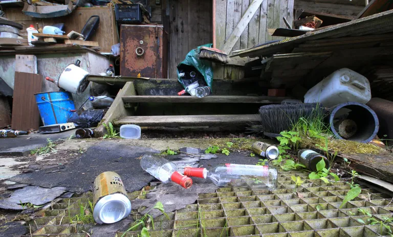 Pererahva napsilembusest annavad aimu hoovi peal vedelenud alkoholipudelid.