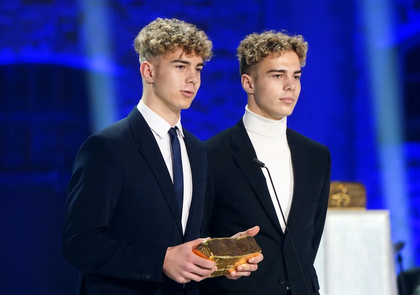 Blakusvāģu motokrosa braucēji Daniels un Bruno Lielbārži ar saņemto "Trīs zvaigžņu balvu" nominācijā "Gada sportists tehniskajos sporta veidos"