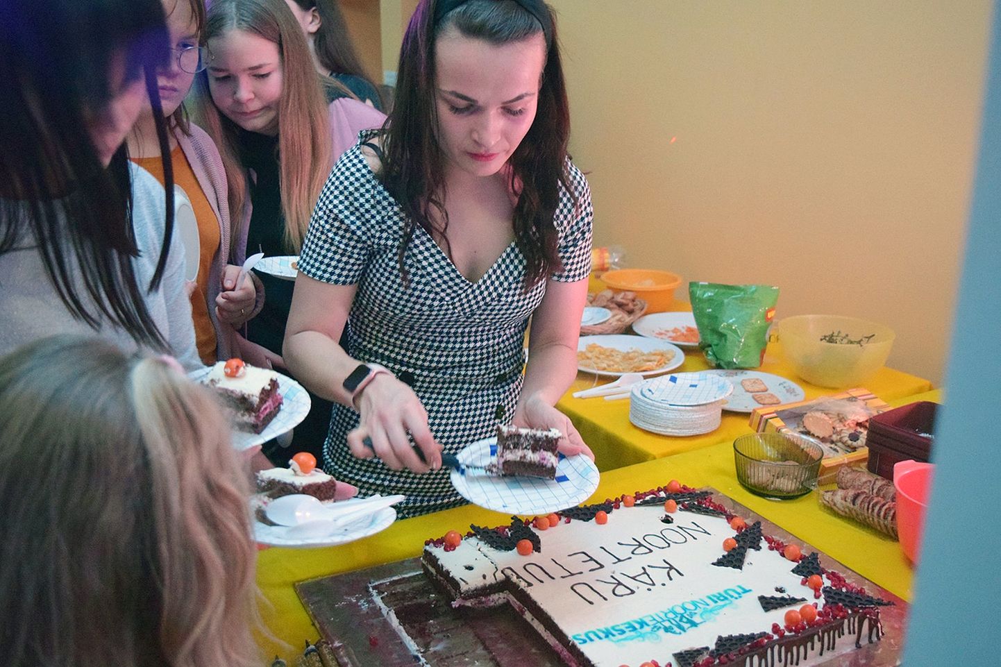 Käru noortejuht Alice Merela kostitab noortetoa avapeol kõiki tordiga.