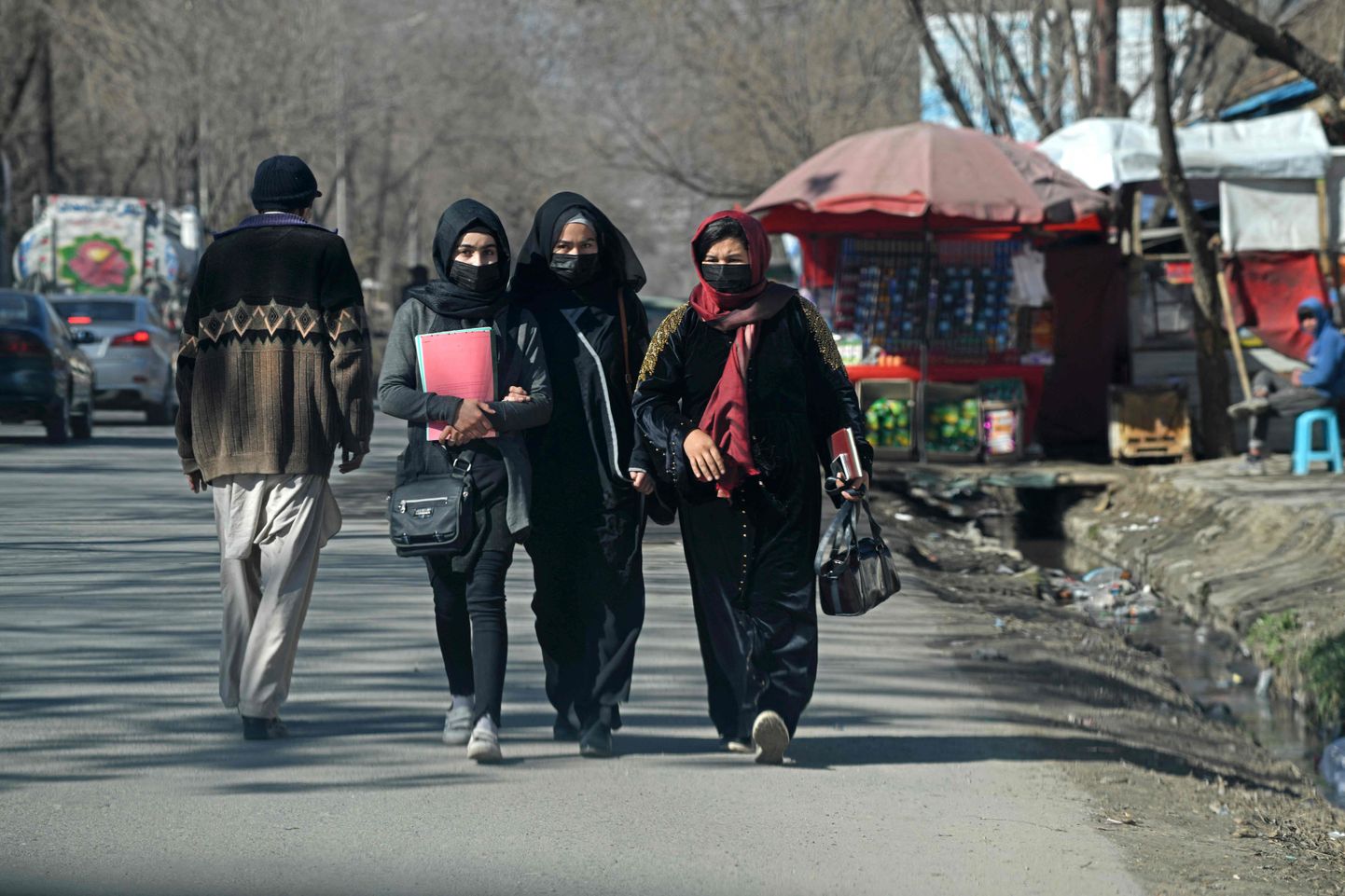 Tudengid Kabuli ülikooli lähistel veebruari lõpus.