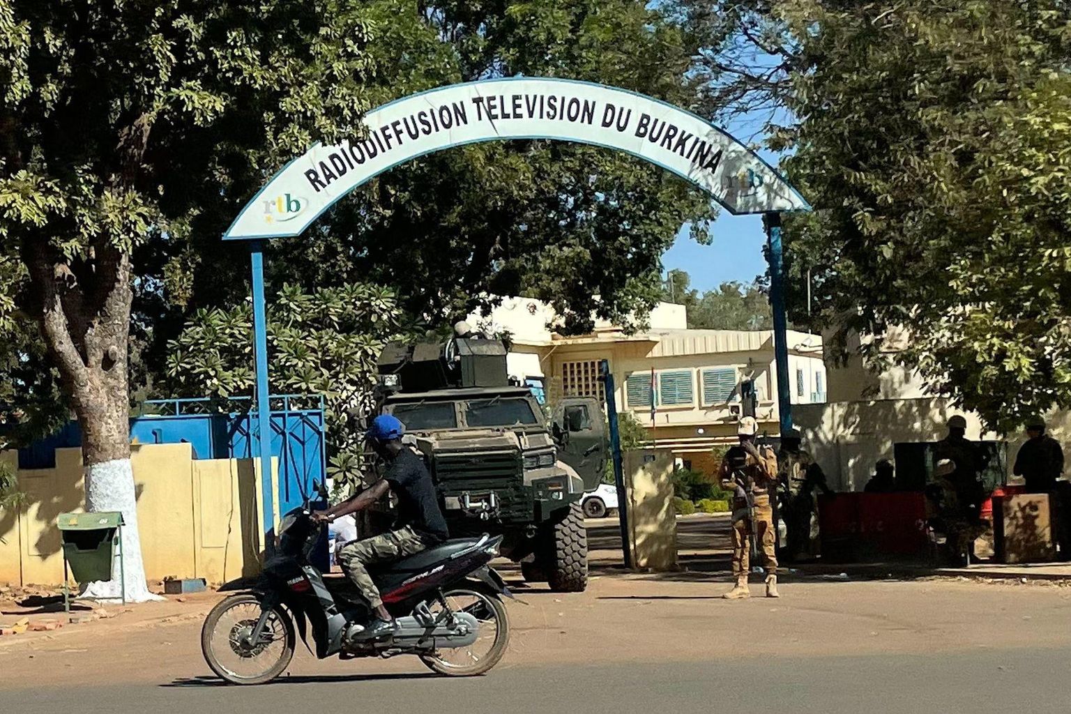 Sõjaväemasinad eile Ouagadougous Burkina Faso telehoone väravas. 